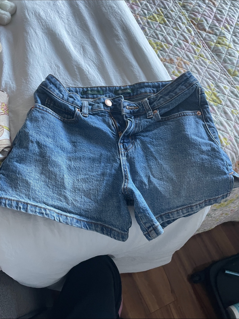 MiD-Rise MIDI Shorts Denim Shorts in Classic Blue